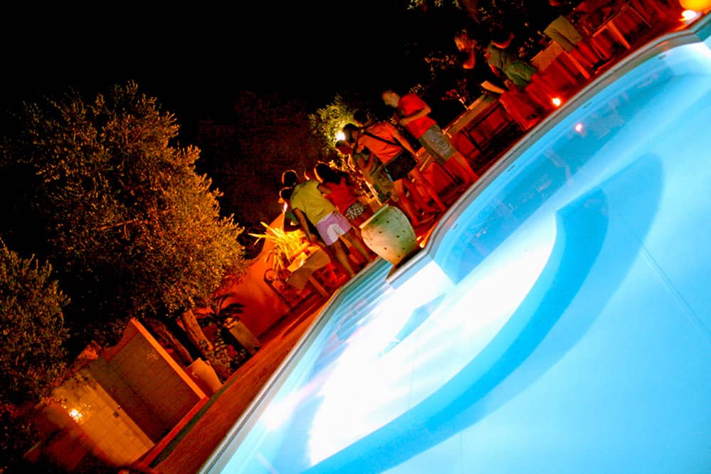 piscina in notturna